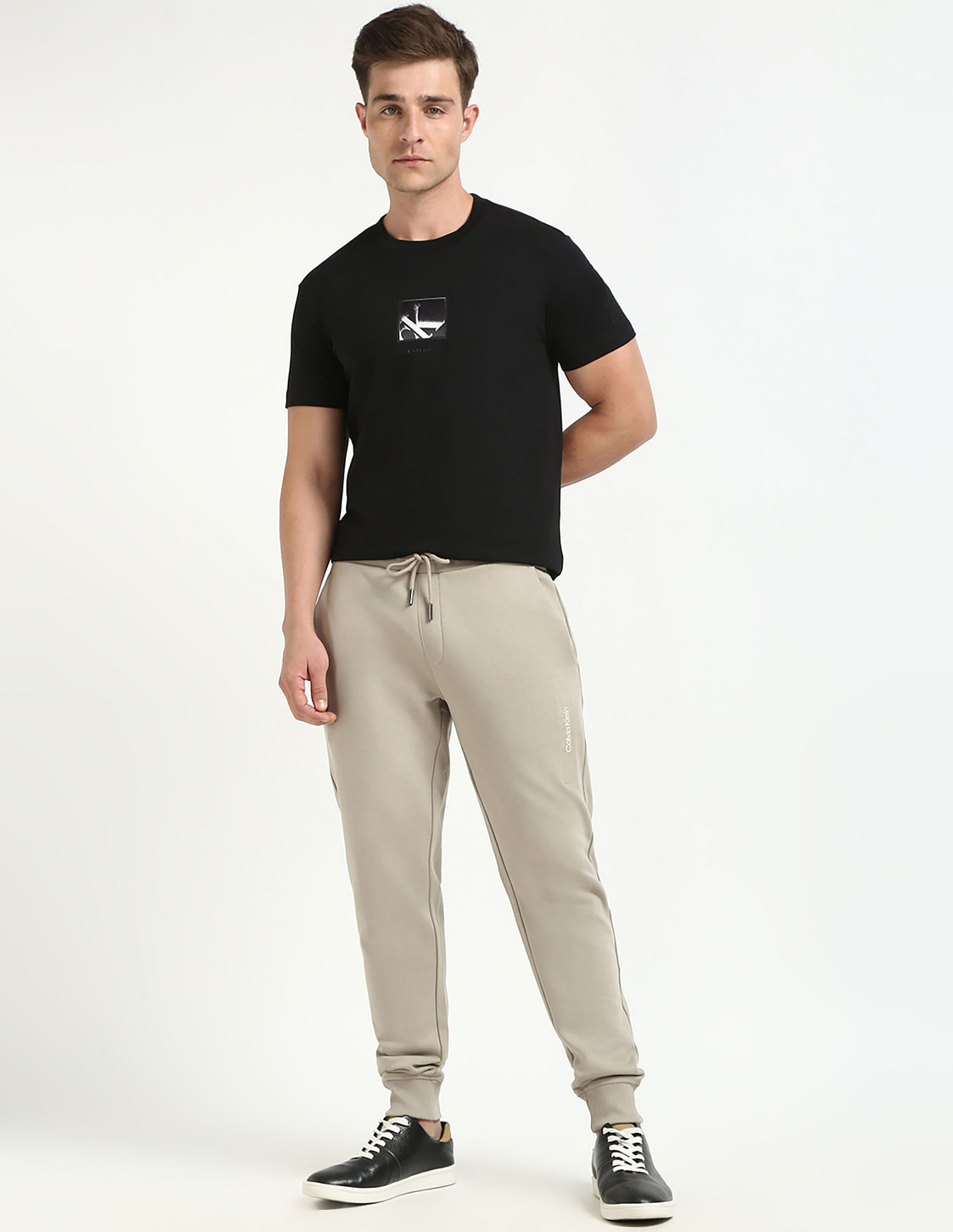 Calvin Klein Jeans Regular-Fit Solid Mid Rise Trouser