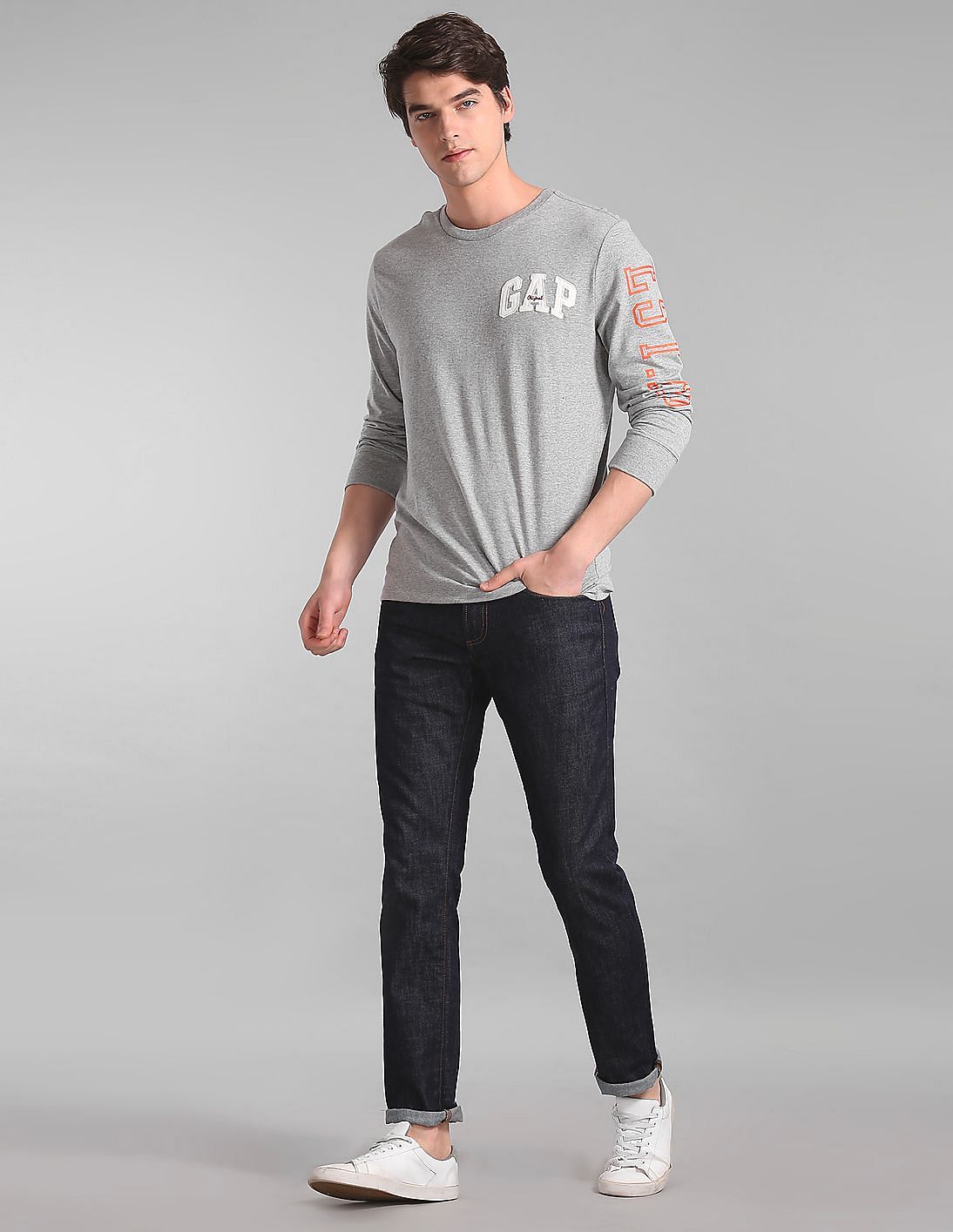 Buy GAP Men Grey Logo Long Sleeve Crewneck T-Shirt - NNNOW.com